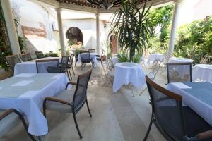 Restaurace v ubytování Rooms and apartments PALMA B&B