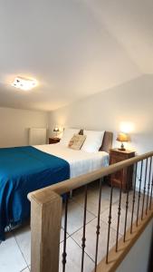 1 dormitorio con 1 cama con edredón azul en GITE DES ANGES, en Barret-sur-Meouge