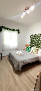 ein Schlafzimmer mit einem Bett mit zwei Platten darauf in der Unterkunft Málaga playa,centro ,bus y metro in Málaga