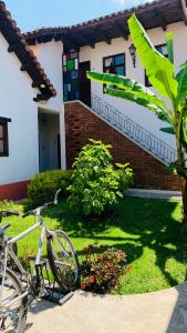 a bike parked in front of a house at Casa Tequio in San Cristóbal de Las Casas