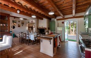 cocina y comedor con techos de madera en Awesome Home In Piagge With Wifi, 4 Bedrooms And Outdoor Swimming Pool, en Piagge