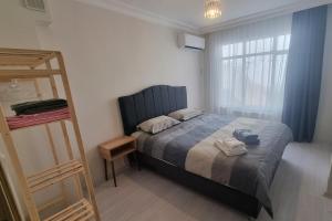 - une petite chambre avec un lit et une échelle dans l'établissement 2 BR - In the Hearth of Kadıköy, à Istanbul