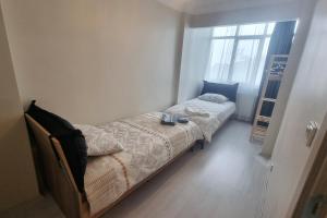 een kleine slaapkamer met 2 bedden en een raam bij 2 BR - In the Hearth of Kadıköy in Istanbul