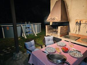 mesa con mantel y fogones en La casa de los abuelos lugar para disfrutar en Amusco