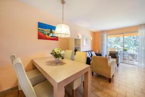 Posezení v ubytování 2 bedroom apartment with balcony close to the sea