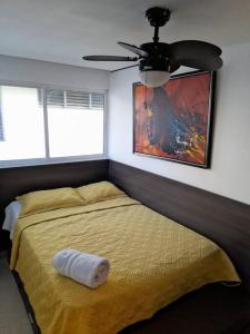 a bedroom with a bed with a ceiling fan at R.1105 Estudio Ejecutivo, céntrico y funcional. in Panama City