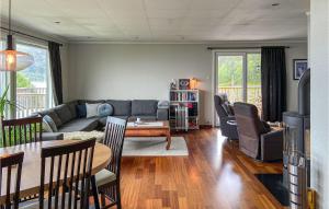 sala de estar con sofá y mesa en Awesome Home In Vgstranda With Wifi, en Hjelvik
