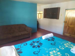 a living room with a bed and a couch at mini-hogar en santa teresa in Santa Teresa
