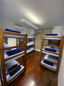 Uma ou mais camas em beliche em um quarto em Lulle Hostel