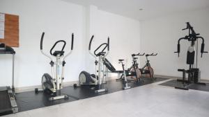 - une salle de sport avec plusieurs appareils de cardio-training dans l'établissement Encantador y Cómodo apartamento en condominio, à Cúcuta