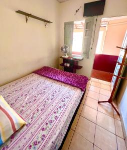 سرير أو أسرّة في غرفة في Pousada Diniz