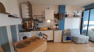 Kuchyň nebo kuchyňský kout v ubytování Los Abrigos 2 apartments Guest House Ocean relax, wifi, playas