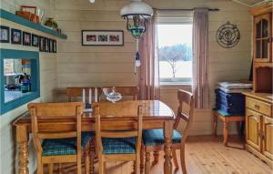 comedor con mesa de madera y sillas en 2 Bedroom Beautiful Home In Vatnestrm, en Mykland