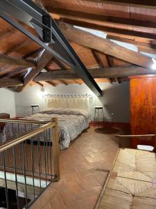 シナルンガにあるAgriturismo I Poggi Gialliの木製の天井の客室で、ベッドルーム1室(ベッド1台付)