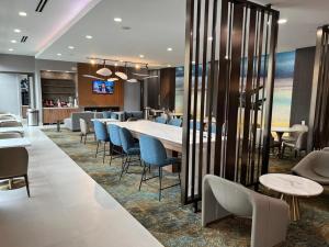 une salle à manger avec une grande table et des chaises dans l'établissement La Quinta Inn & Suites by Wyndham Manchester - Arnold AFB, à Manchester