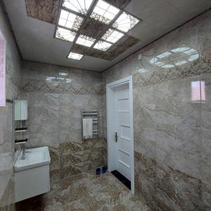 een badkamer met een toilet, een wastafel en een raam bij Family , Fresh , Fascinating in Baku