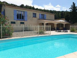 een villa met een zwembad voor een huis bij Le Rêve de Montbrun in Montbrun-des-Corbières