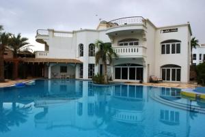 una grande casa con una grande piscina di Elba Luxury Villa a Sharm El Sheikh