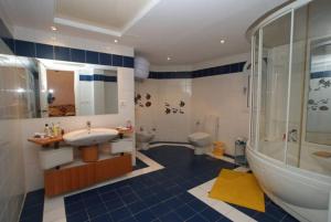 un bagno con lavandino, vasca e WC di Elba Luxury Villa a Sharm El Sheikh