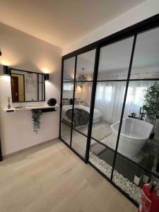 a large bathroom with a tub and a large mirror at Apartamento marqués in Madrid