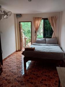 象岛索菲亚花园度假酒店的一间卧室，里面有一张床和一扇大窗户。 更多39张照片