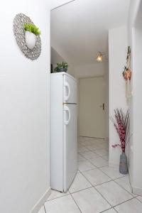 eine Küche mit einem weißen Kühlschrank im Zimmer in der Unterkunft Apartments with a parking space Brsec, Opatija - 7755 in Brseč