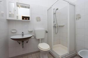 Koupelna v ubytování Rooms with WiFi Brsec, Opatija - 7768