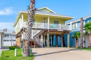 una casa con palmeras delante en Pop-A-Top - house, en Port Aransas