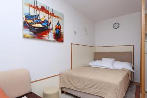 - une chambre avec un lit et une peinture murale dans l'établissement Apartments by the sea Selce, Crikvenica - 18195, à Selce