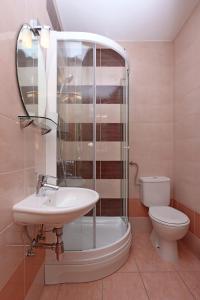 La salle de bains est pourvue d'une douche, d'un lavabo et de toilettes. dans l'établissement Apartments by the sea Selce, Crikvenica - 18195, à Selce