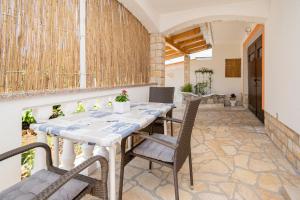 a dining room with a table and chairs at Apartments with parking space Mrljane, Pasman - 20056 in Pašman