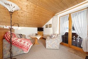 Postel nebo postele na pokoji v ubytování Alpen-Chalet-Sol-Alpium + 71 fotografií