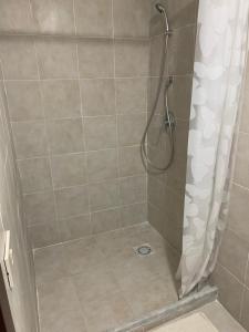 y baño con ducha y cortina de ducha. en PAPIRETO'S HOME, en Palermo