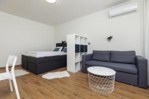 uma sala de estar com um sofá e uma cama em Apartments with WiFi Karlovac - 20990 em Karlovac