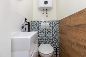 uma pequena casa de banho com WC e lavatório em Apartments with WiFi Karlovac - 20990 em Karlovac