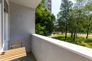 um banco numa varanda com vista para um parque em Apartments with WiFi Karlovac - 20990 em Karlovac