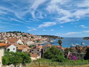 Blick auf eine Stadt mit Booten im Wasser in der Unterkunft House La Vista Hvar in Hvar