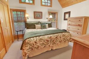 Giường trong phòng chung tại Woodland Cottage