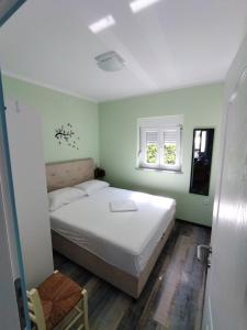 um quarto com uma cama, uma cadeira e uma janela em Apartments with a parking space Viskovo, Rijeka - 20592 em Viskovo