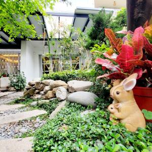 Um jardim no exterior de Yu Hsuan Homestay