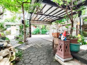 台東市的住宿－遇軒民宿，一个带凉棚和庭院的花园
