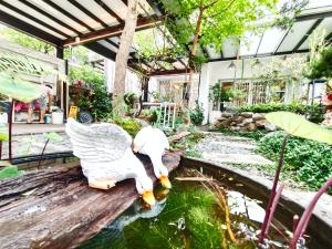 Um jardim no exterior de Yu Hsuan Homestay