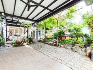 Um jardim no exterior de Yu Hsuan Homestay