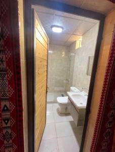 uma casa de banho com um WC e um lavatório em وادي رم يوسف em Wadi Rum