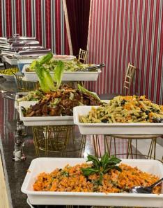 um buffet com muitos pratos de comida numa mesa em وادي رم يوسف em Wadi Rum