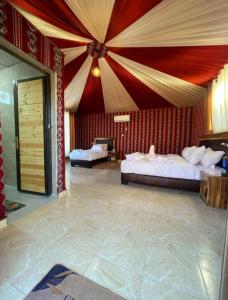 um quarto amplo com 2 camas e um tecto em وادي رم يوسف em Wadi Rum