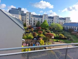een uitzicht vanaf het balkon van een gebouw met een tuin bij Clearwater Apartment in Dublin