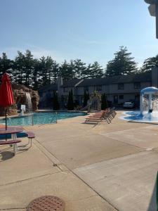 una piscina con bancos y un parque acuático en Caribbean Club Resort en Wisconsin Dells