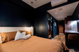 The Cobbler Hotel客房内的一张或多张床位