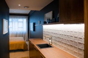 The Cobbler Hotel客房内的一张或多张床位